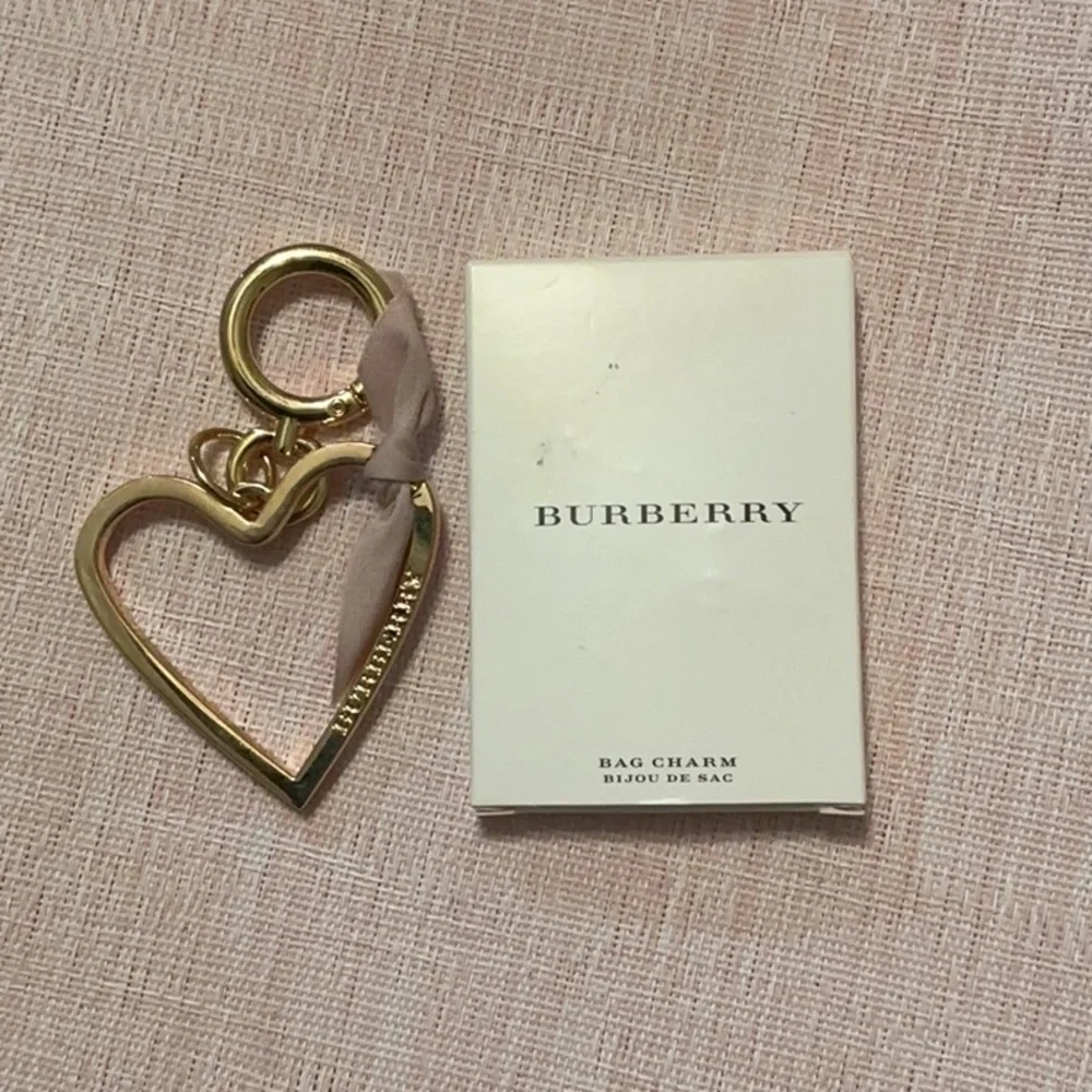 Burberry Gold Heart Key Holder NIB - Picture 2 of 4